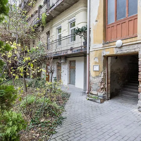 Daire Your 3-bdrm At Szimpla Kert Budapeşte