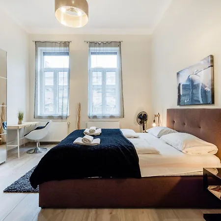 Daire Your 3-bdrm At Szimpla Kert Budapeşte