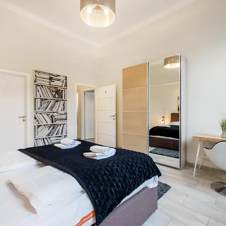 Daire Your 3-bdrm At Szimpla Kert *